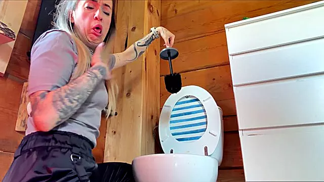 Kloputze, Sie Ist Laut, Furz Riechen, Toiletten Furzen, Laut Furzen, Öffentliche Toilette