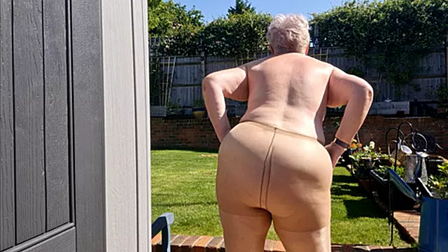 Mature Zelfgemaakt, Amateur Oma, Rijp Vingeren, Oma Naakt, Buitensex Oma, Zelfgemaakte Kousen