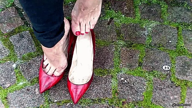 dirty barefoot walk in G ttingen wmv 1280 x 720