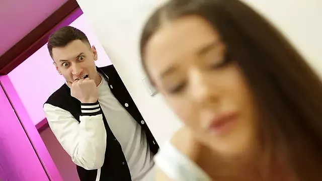 Mlade, Paravan, Plavuša Puši Kurac, Pusenje Kurca Babe, Ona Njemu Lize Noge, Uhvacena, Babe Plavuše