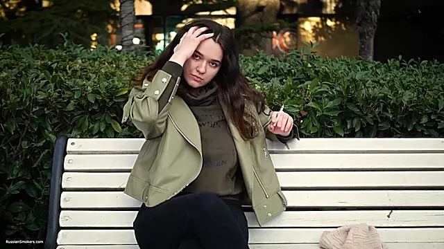 Dilettante Bruna, Amatoriale Vecchio E Teen, Outdoor Amateur, Bruna Che Fuma Mentre, Adolescente Timida