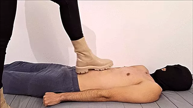 Stiefel Zertreten, Schuh Anbetung, Stiefel Domination, Cock Worshipped, Weibliche Dominanz Sperma