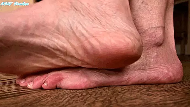 LATINA GILF! UNAWARE GIANTESS crushes micros under her GRANDMA FEET! - MP4