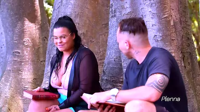 PEGUEI UM NOVINHO GOSTOSO NA PRAÇA E MAMEI ATÉ ELE ME DAR LEITE - HELLEN ALMEIDA