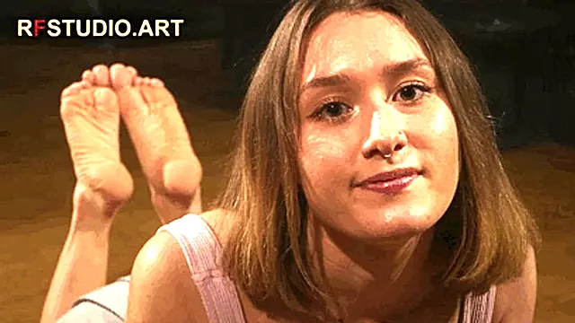 Evie - Hot Foot Show (UHD 4K MP4)