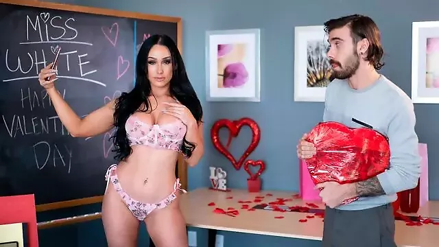 Rambut Coklat Kulit Putih, Tenggorokan, Jilat Tetek, Tante Girang, Tua Muda, Susu, Memek Putih