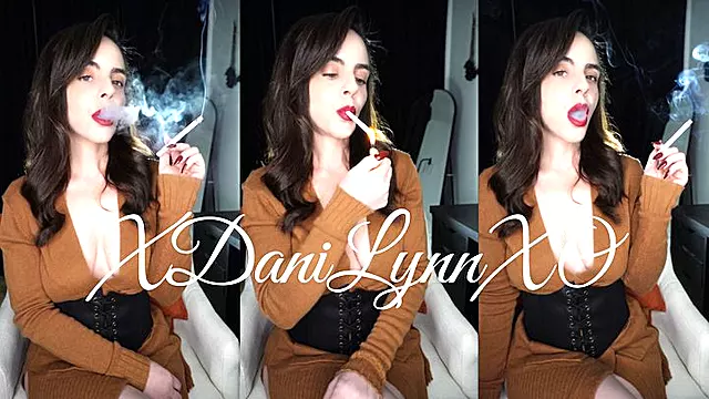 Hot Brunetter, Rygning Brunetter, Ryger Smøg, Ryger Fetish, Lang Pornofilm, Smoking With Lipstick
