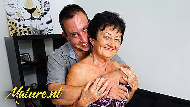 Ragazzi E Signora, Cougar Pompinare, Tette Piccole, Piccole Tette Granny, Leccare Figa Matura