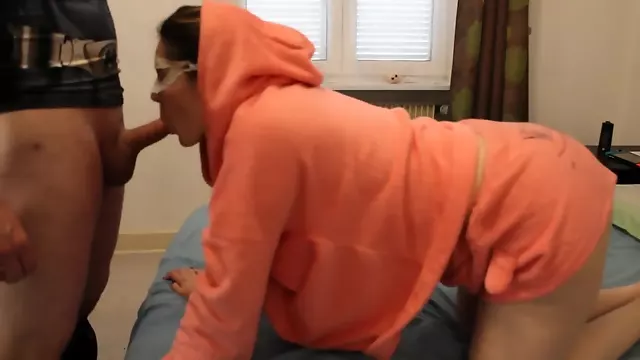jeune de 22 ans baisee dans son pyjama rose kitty