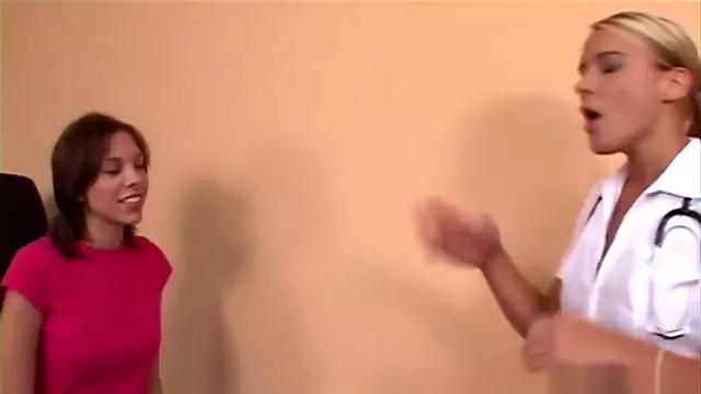 فیلم تتو بر روی ممه, خالکوبی بلوند, بلوند تراشیده, لوسیون صورت, ریختن منی روی پستون, منی پاش
