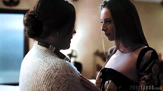 Tattoo Brünette, Brünett Dreier, Brunette Titten, Kleine Titten, Milf Dreier, Milf Titten, Milf Flache Titten