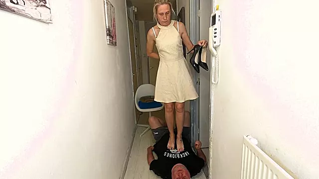 Ayak Çıplak, Kadın Ayak Sikme, Kadın Üstünlüğü, Topuklu Ayak Sex, Ayaka Ezme, Topuklu, Topuklu Trampling