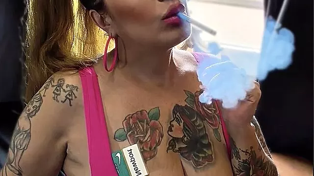 Voluptuous stepmother in denim shorts, bra and ponytail - Dunhill Menthol 100