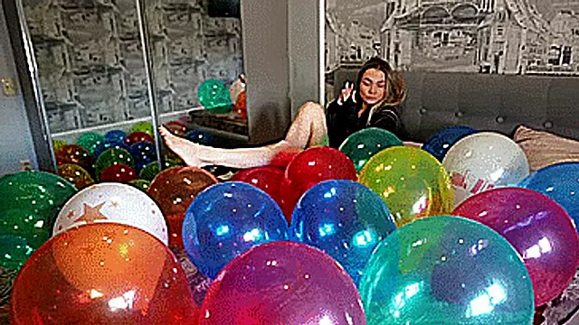 Emma popping balloonroom **4K**