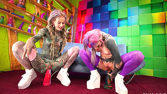 Anuskatzz and Kellie Panther are bouncing on some sex toys