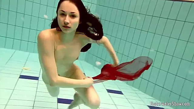 Sweeming Pool, Perempuan Bogel, Perempuan Solo