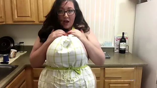 Amateur Huge Tit BBW Shows off Sexy Body in Kitchen Wearing Just an Apron