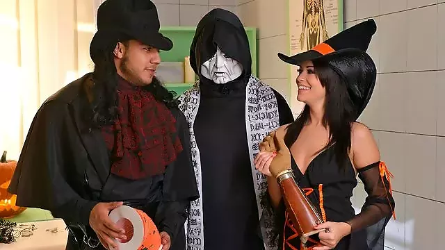 Brunetka Duże Cycki, Reczna Robota Pod Stolem, Milf Lodzik, Obciąganie Do Ust, Trójkąty Mamuśki