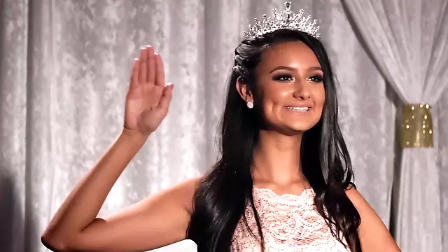 Reagan Foxx & Eliza Ibarra in Teen Dream Pageant Queen - MomKnowsBest