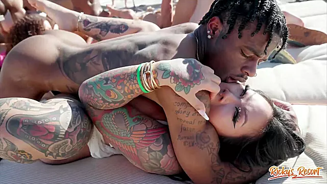 Asian Pornostar, Pompino Tettona, Sborrata In Trio, Pompino A Pecorina, Trio Pecorna, Interraziale Tettone