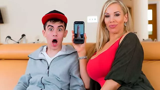 Handjop Schüchtern, Doppel Blowjob, Blondine Auf Dem Sofa, Von Hinten Anal, Blond Handjob