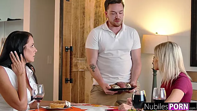 Np Thanksgiving: Were Thankful For Stepmom Titties & Moist Pussies