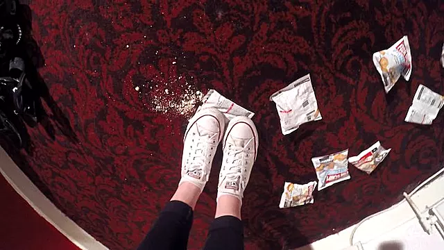 Converse Schuhe, Crushfetisch, Stiefel Femdom, Stiefel Fetisch, Crushing Sneaker