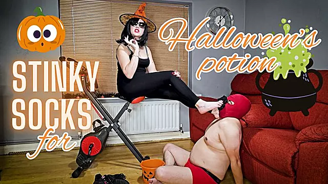 Fuss Sklave, Femdom Füsse, Italy Füsse, Fussherrin, Füße Riechen, Femdom Erniedrigung, Fetisch Domination