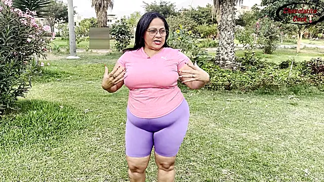 Mature woman exercises her huge ass with a dark-skinned man