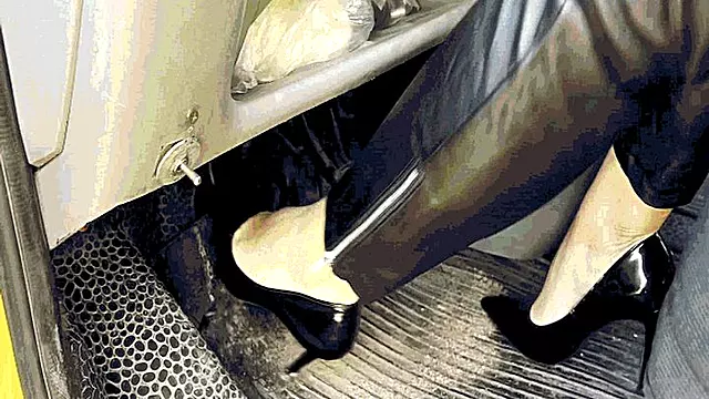 My car won't start-8 Lady in black MOV