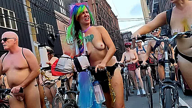 Publicznie Cycki, Ujezdzanie Cycki, Ublic Naked, Nago Na Rowerze