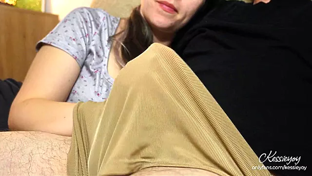 Amateur Taquine, Fait Maison, Pendue Par Les Seins, Ejaculer Entre Ses Gros Seins, Branlette Couple