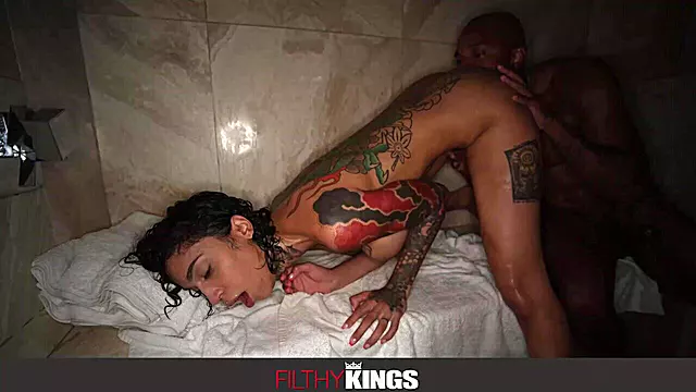 Babe Gros Seins, Babe Sous La Douche, Fellation Hard, Babtou Brune, Brune Big Pussy, Brune Gros Seins Tatouage