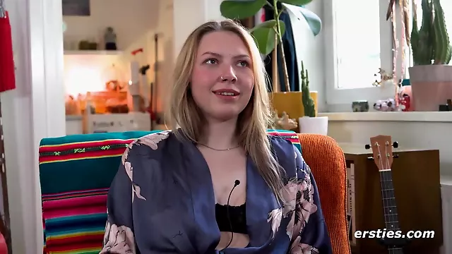 Songschreiberin Nelio aus Berlin masturbiert - Solo with euro blonde PAWG