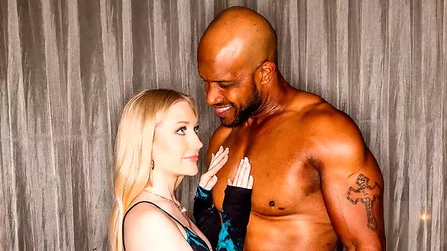 Pula Mica, Pula Mare In Pizda Mica, Linge In Pizda Intr Un Club, Lins De Sani, Busty Blonde Sucks A Cock