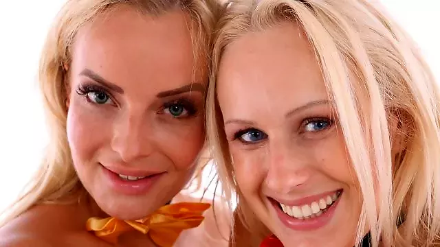 Milf Blondine, Fist Store Bryster, Lesbiske Med Store Bryster, Vis Mig Din Fisse, Fisse Legetøj