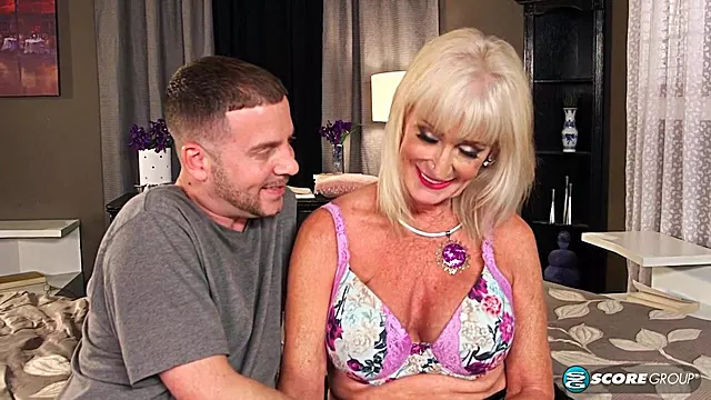 Leah's First-ever Vid Pound Is With A Young Dude - Tony Rubino