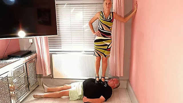 Dominazione Femminile, Vestitino Tacchi, Tacchi, Trampling Tacchi, La Signora Se Fa Le
