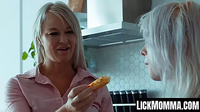 Tattoo Big Titten, Blond, Stiefmutter, Muschi Dildo, Stepmom Lesbian Two Teen, Teen Lecken, Junge Mutter