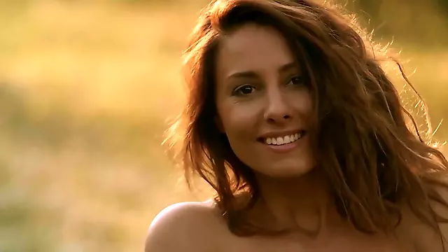 Natural small tits MILF revealed stunning body while posing in the nature