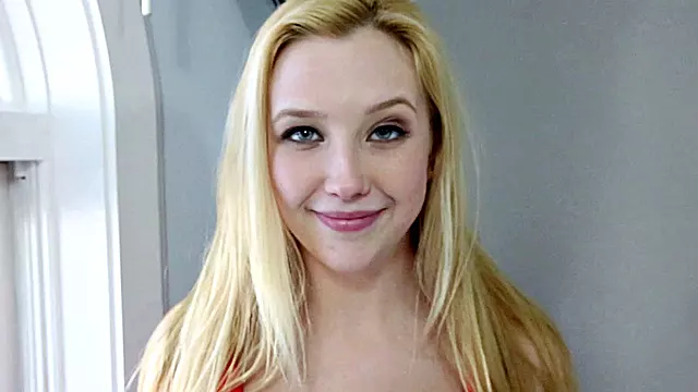Blonde Handjobb