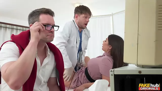 Car Sex Bruneta, Velke Zadky Zrale Ženy