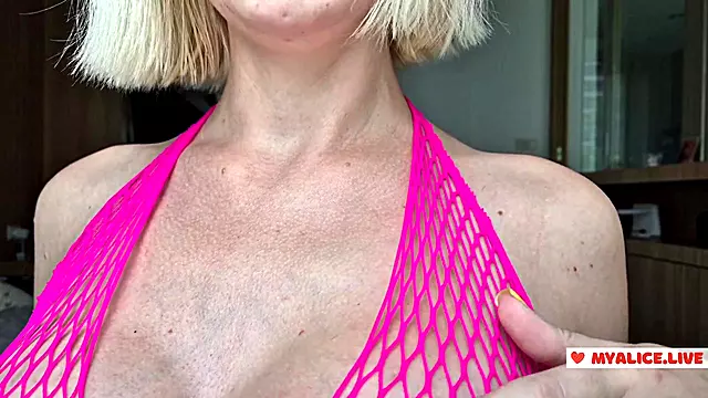 Hot blondine taler beskidt g r hende spise hendes fisse. Slikk alle mine juicer