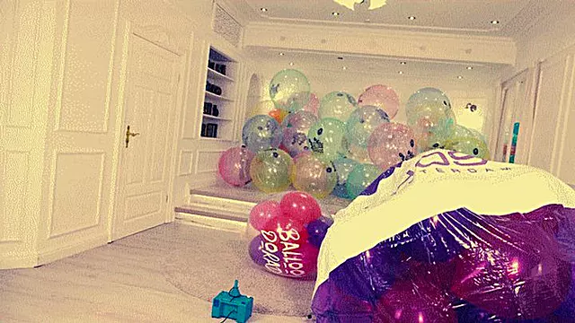 JJ pops a lot of balloons inside the XXL Shosu Beachball 4K UHD Version