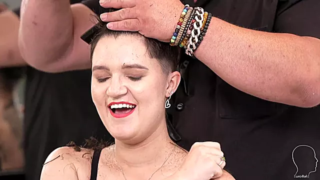 Kort Håret Brunette, Tatovering Brunetter, Par Første Gang, Første Gang Hun Prøver, Lang Tid