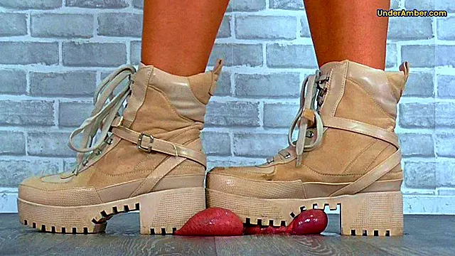 Drceni Kouli, Feet Boty, Poslapani Botama, Boty Fetiš, Kamera Čurák, Penisem Do Koulí, Penis Je Hlboko