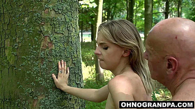 Starši Amaterky, Teen Blond Velky Kozy, Drsná Blondýna, Koureni A Vystrik, Felace Public, Vystriky Do Pusy