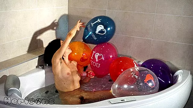 Bublee Bath, Desnuda Primera, Desnudas