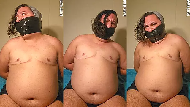 Schwarze Messe, Schwarzer Mann, Schwarze Transe, Gefesselt Gagged, Panzertape, Fetisch Transen Zungenanal