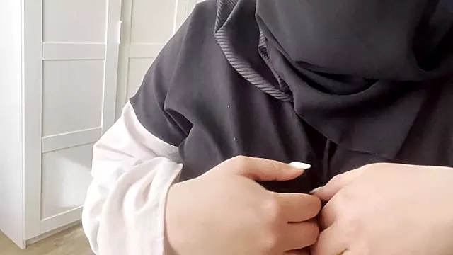 Friend's Arab Wife Showed Tits